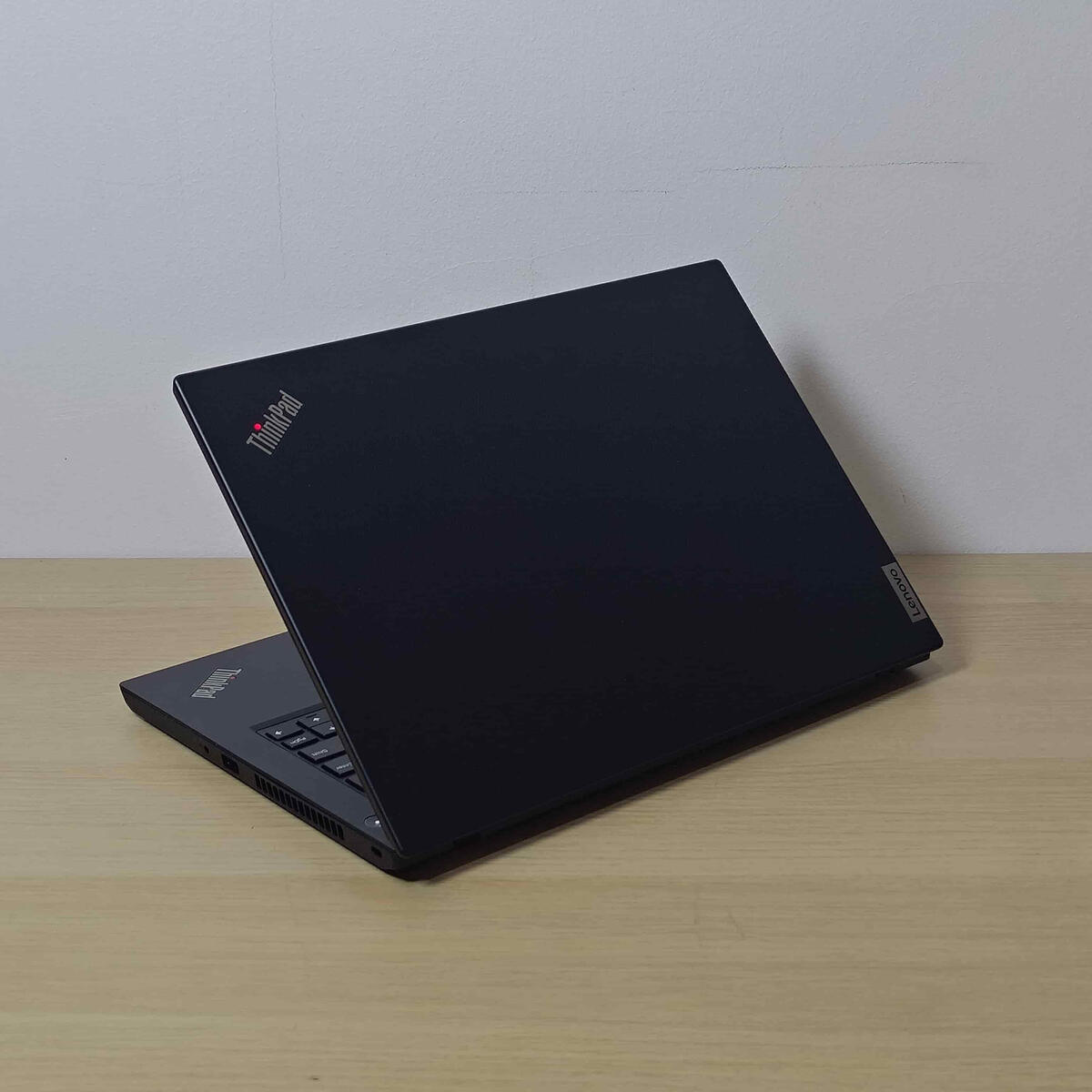 Lenovo Thinkpad L14G2 Belakang Kanan Lenovo Thinkpad L14G2 Belakang Kanan Butik Laptop